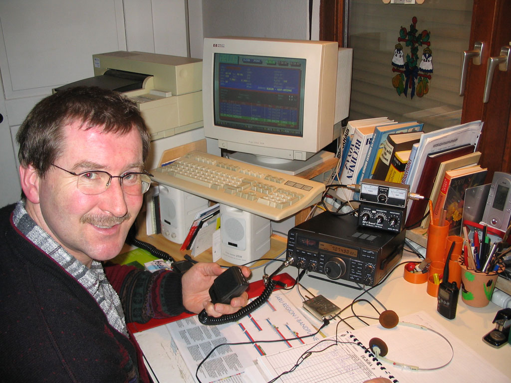Bernhard Schwarz DL2GBA an seiner Station